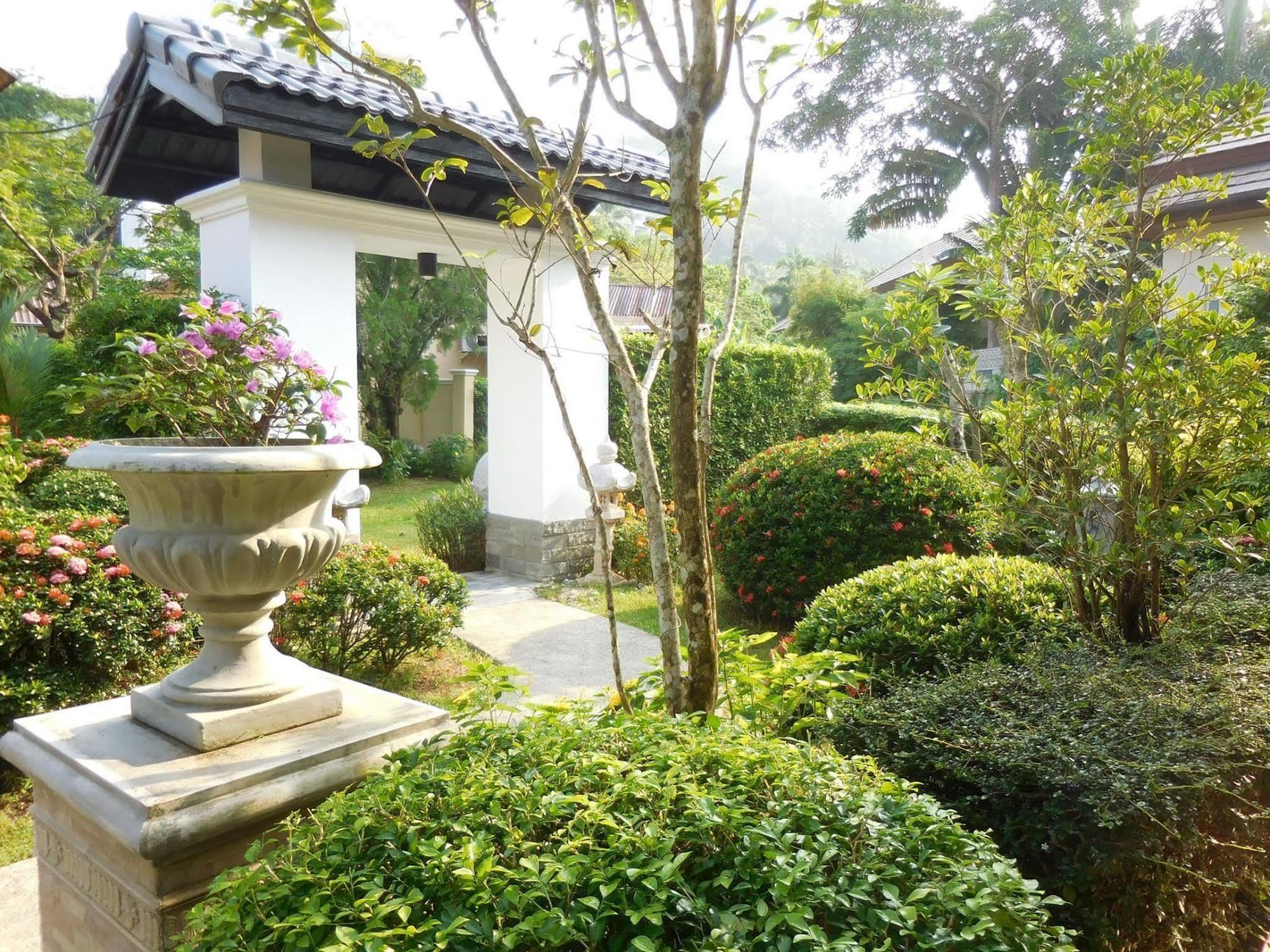 Holiday Village And Natural Garden Resort Phuket Exterior foto